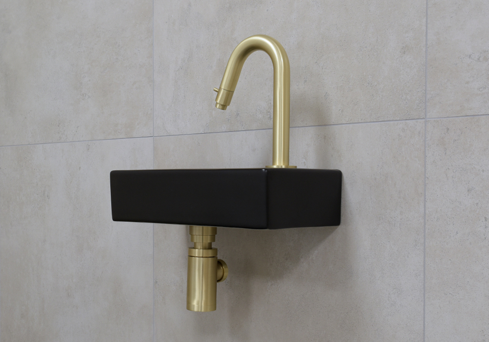 Mueller Mini Rhea zwarte fonteinset met gebogen fonteinkraan rechts in de kleur goud