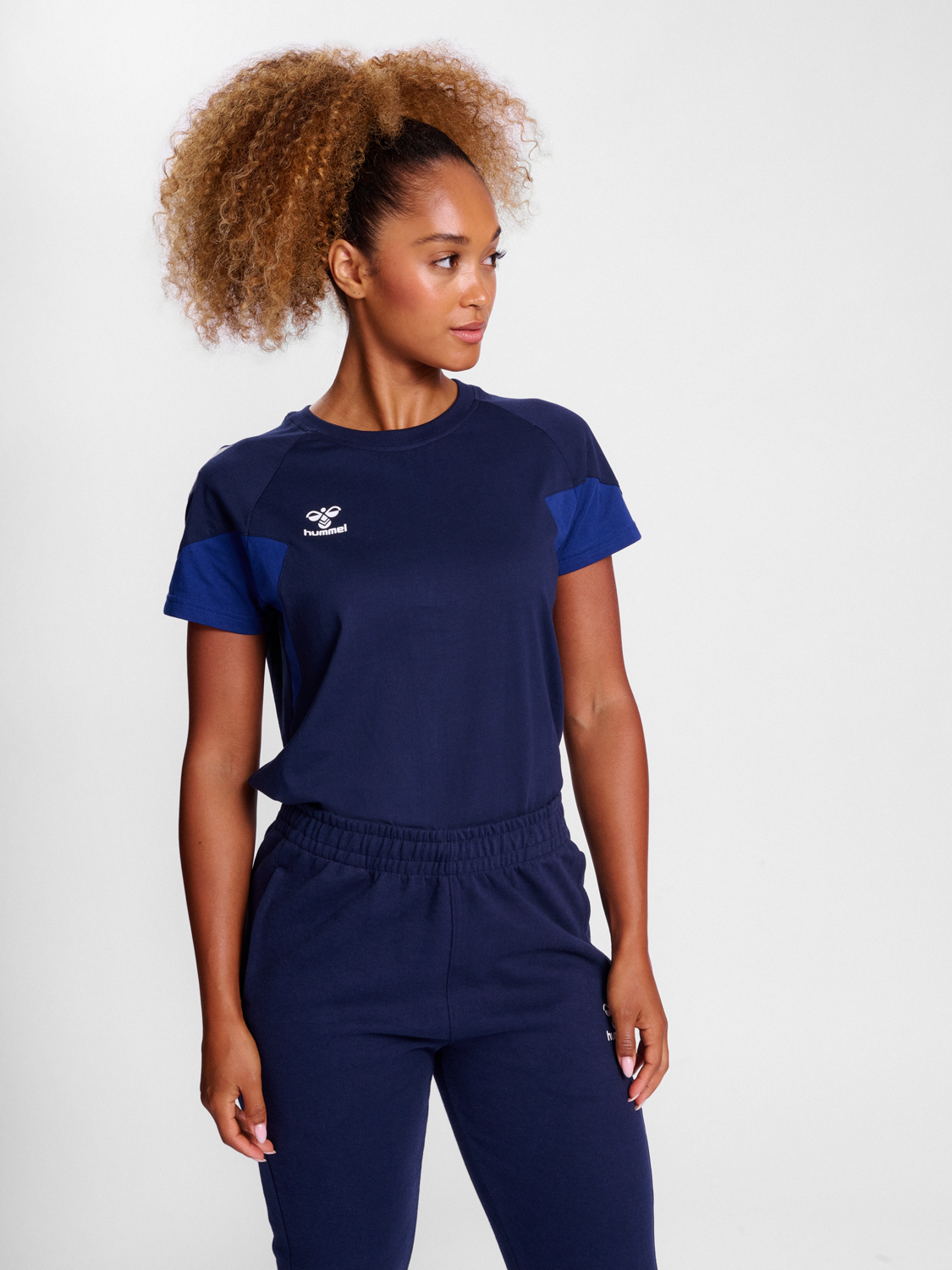 hmlTRAVEL T-SHIRT S/S WOMAN