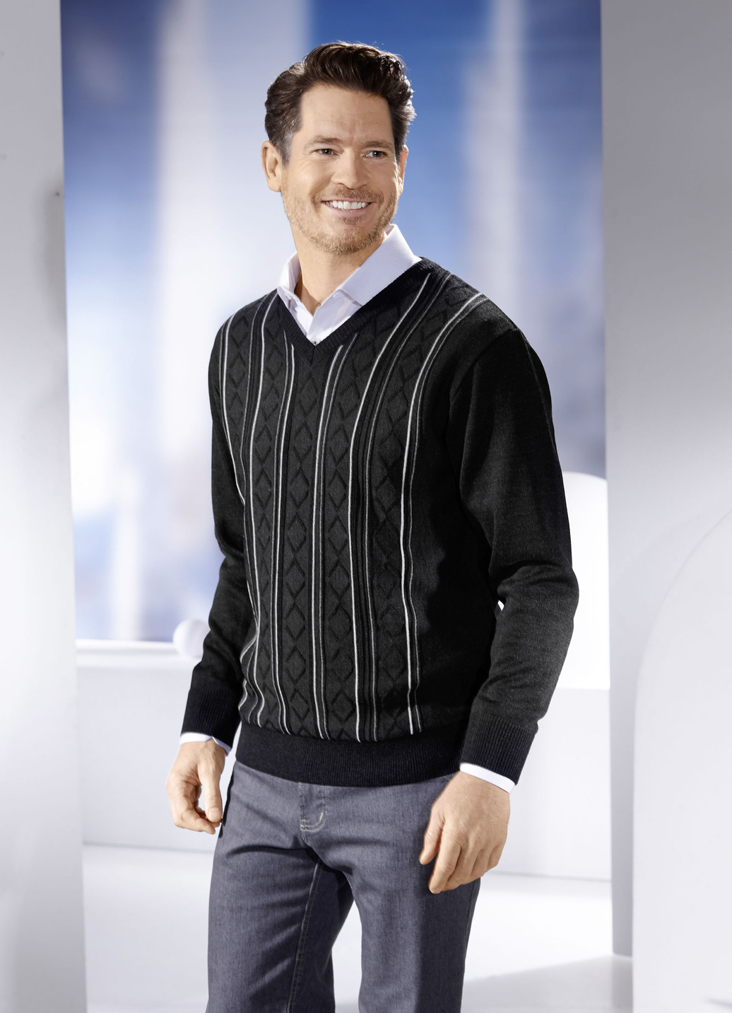 V-Pullover mit Strukturdessin in 3 Farben