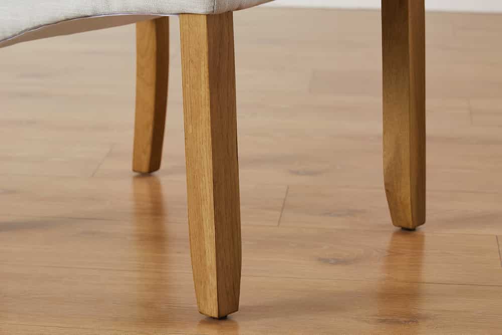 Design Stuhl CASA beige Leinen Massivholzbeine mit Zierknöpfen und Nackenrolle