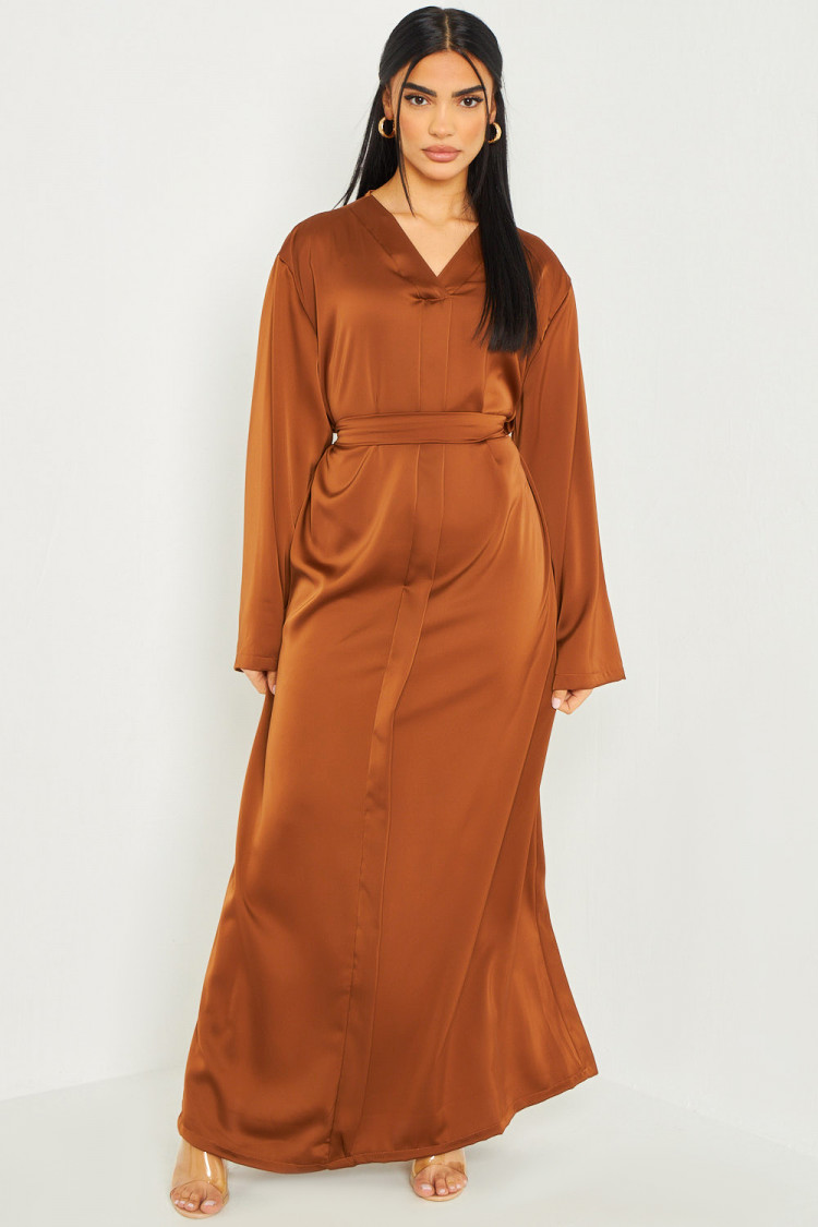 Robe longue satinée ceinturée marron