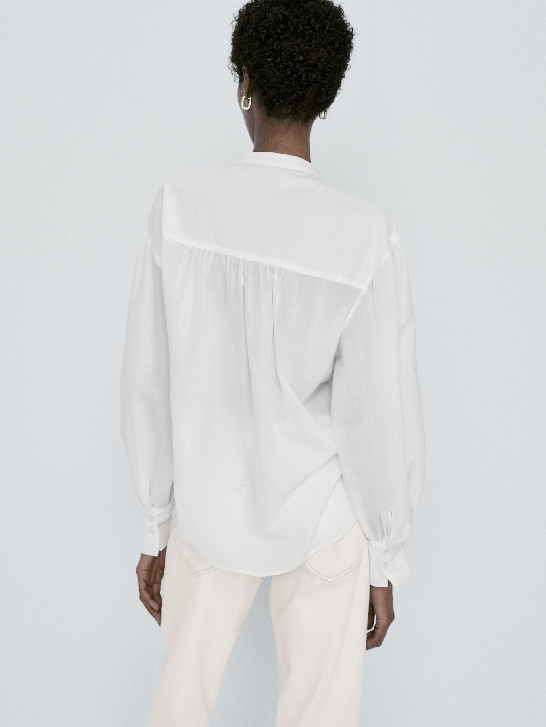 Camisa de algodão lavado com gola mandarim - BRANCA