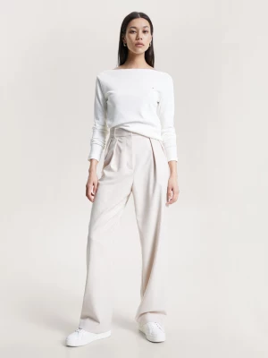 Blusa de corte justo com decote canoa