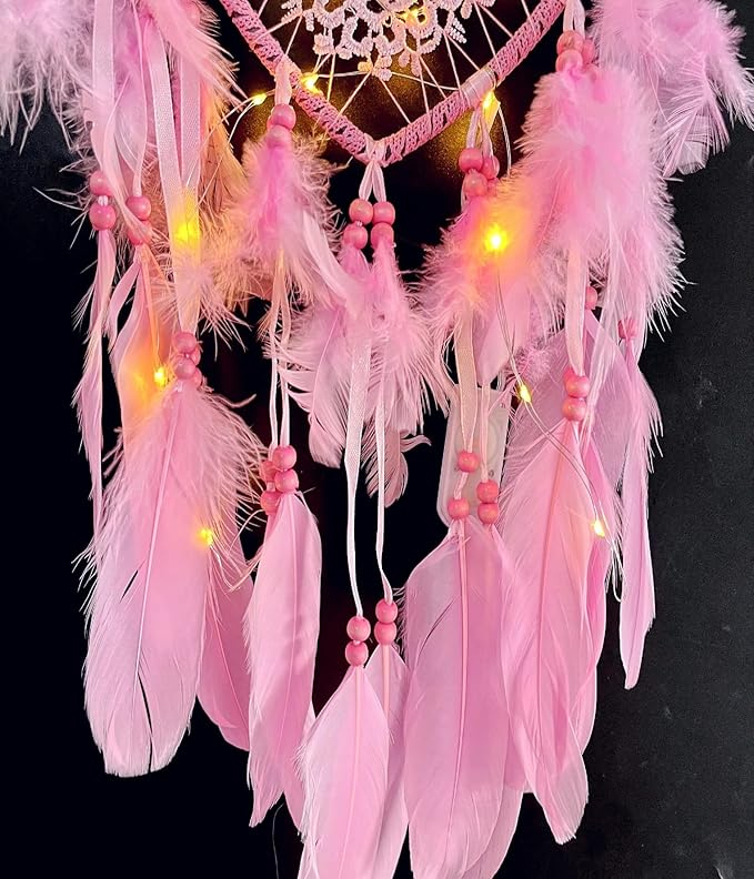 (57x16cm) 18 LED's Herz Feder Traumfänger Boho Home Wand Deko Hygge Lifestyle Accessoire (inkl. LR44 Batterie) - Warmweiss / Pink