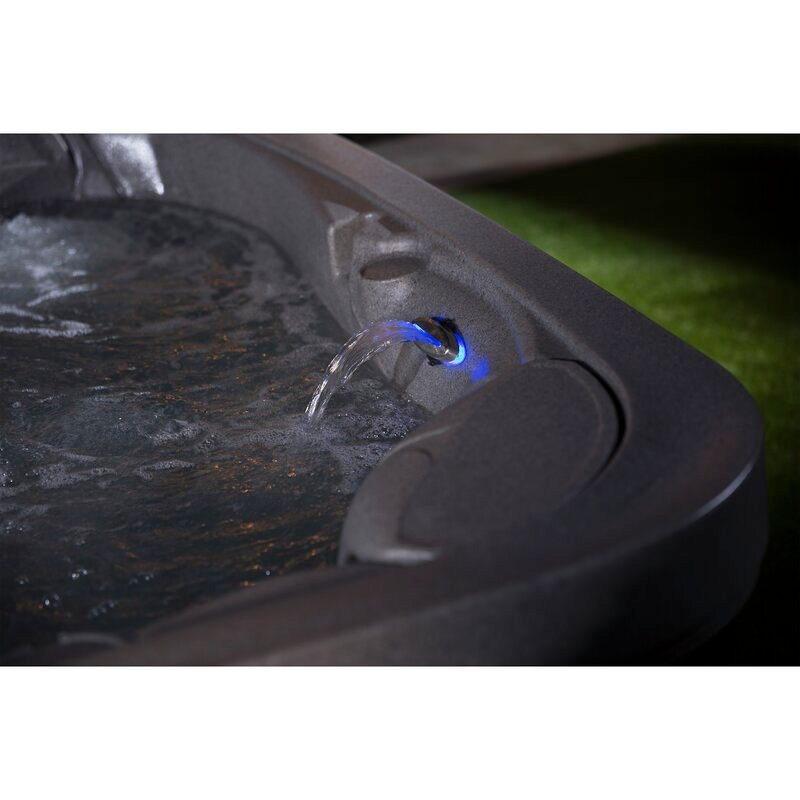 Spas Aquarest, equipados com bombas Jacuzzi®, banheira de hidromassagem quadrada para 6 pessoas com 45 jatos, sistema Plug and Play e ozonizador.