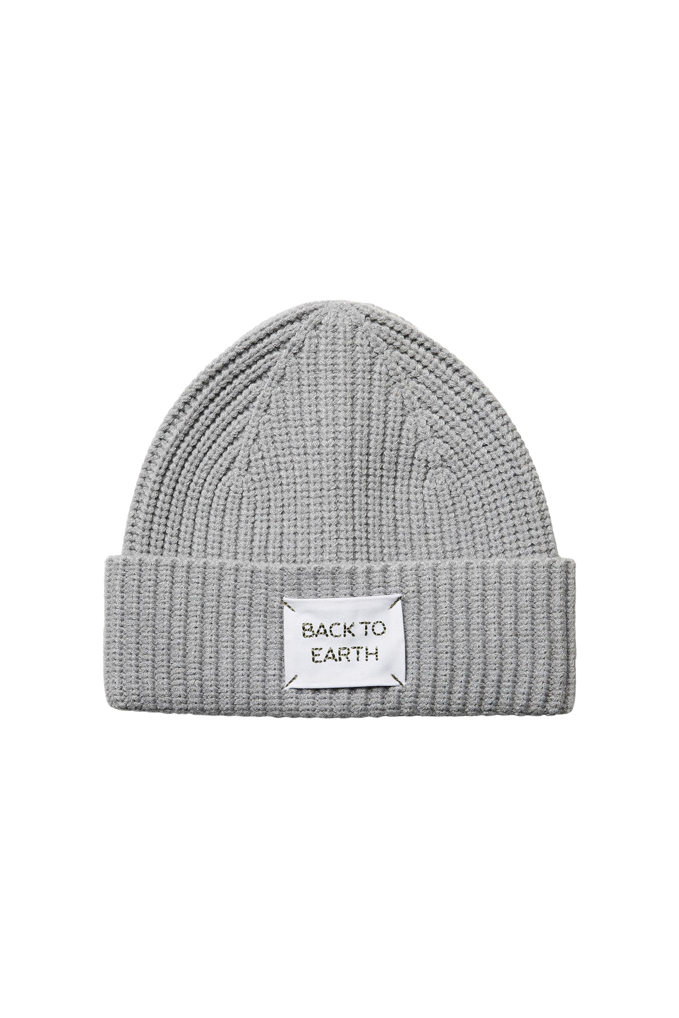 Gorro de malha macia com aba enrolada e detalhe com a inscrição 
