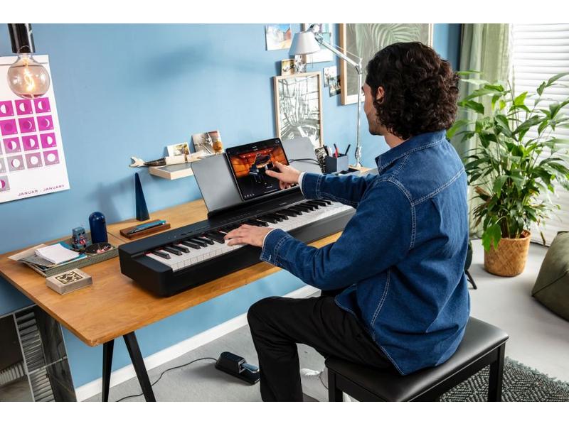 Yamaha E-Piano P-225B Kompaktes Digitalpiano mit Klang und Funktionen für fortgeschrittene Spieler