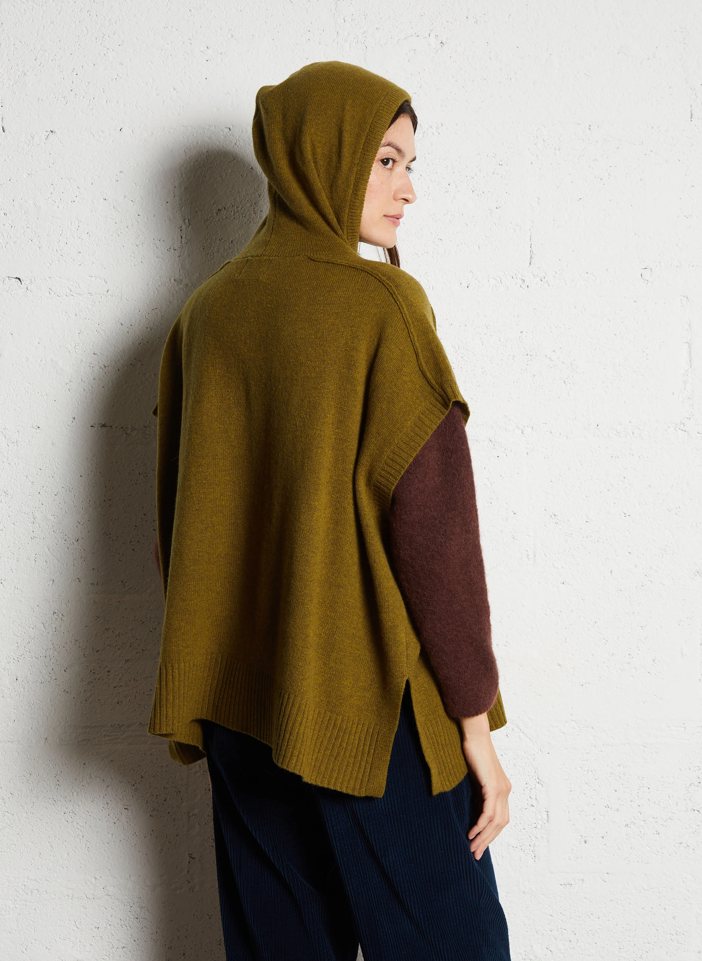 LOUANE - Pull sans manches col à capuche en laine | Vert