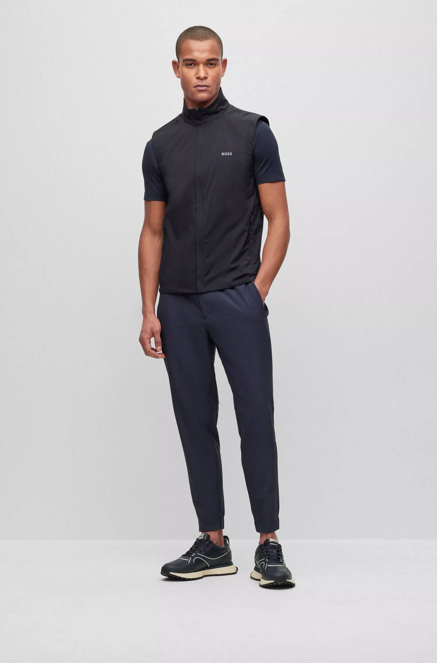 Calça chino BOSS verde-afunilada em tecido elástico em quatro direções, fácil de passar.