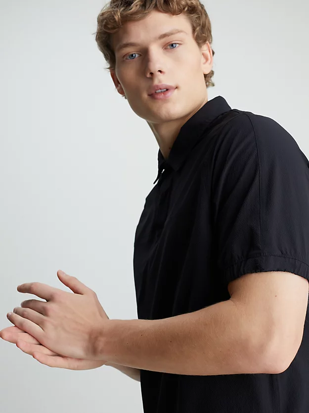 Camisa polo esportiva em seersucker