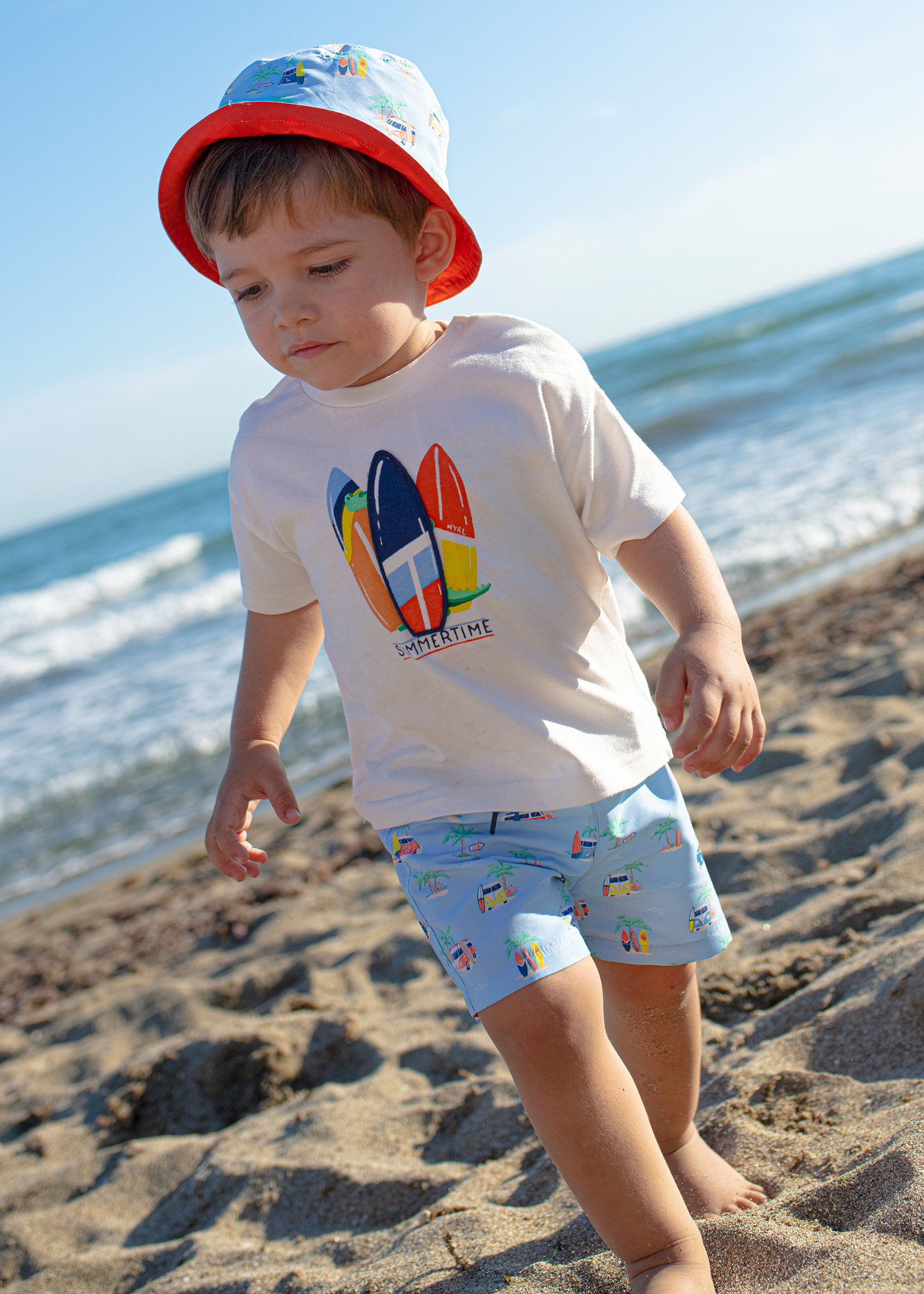 Camiseta infantil com estampa interativa feita de algodão sustentável.