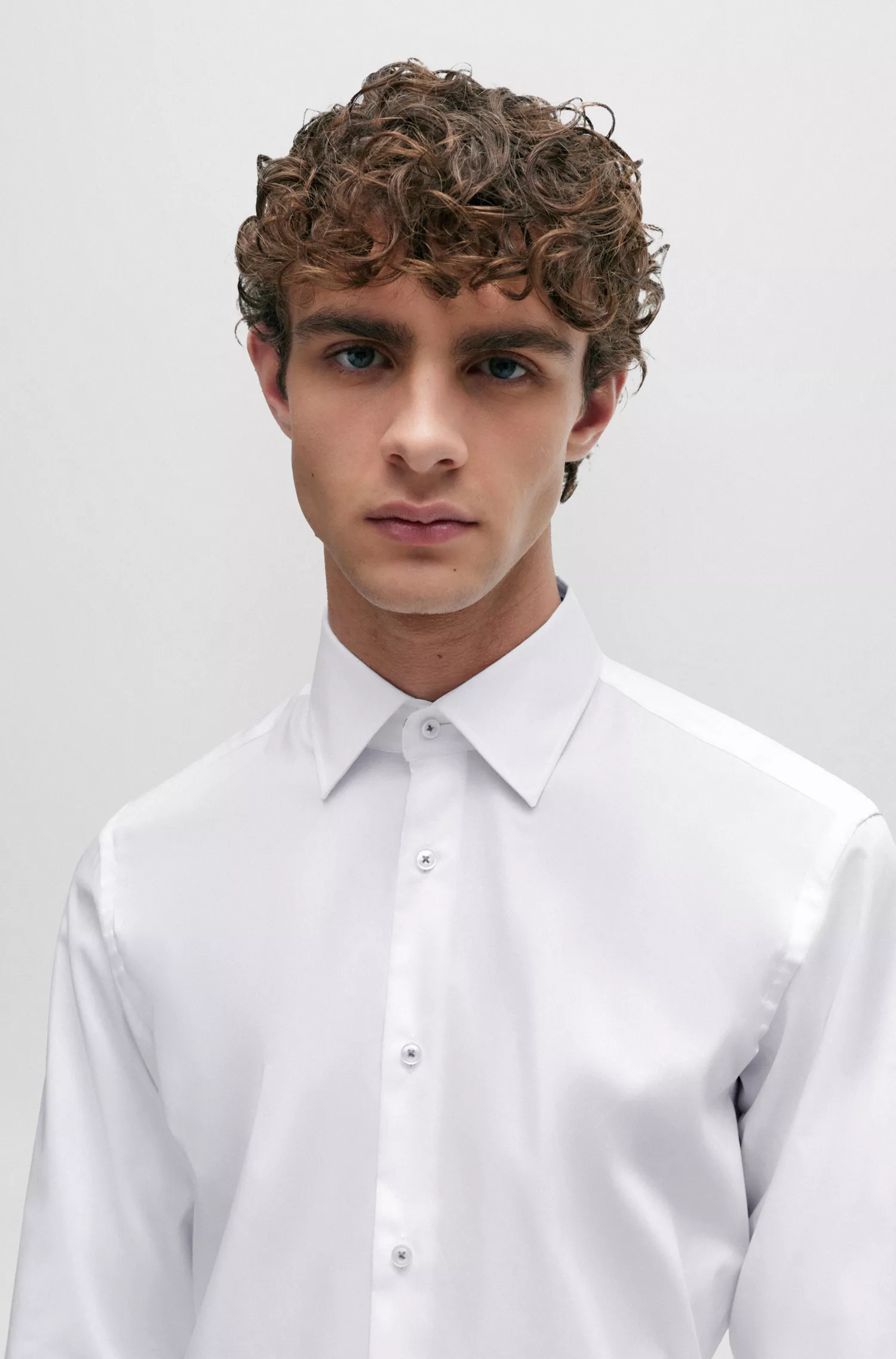 Camisa BOSS preta de corte regular em popeline de algodão fácil de passar.