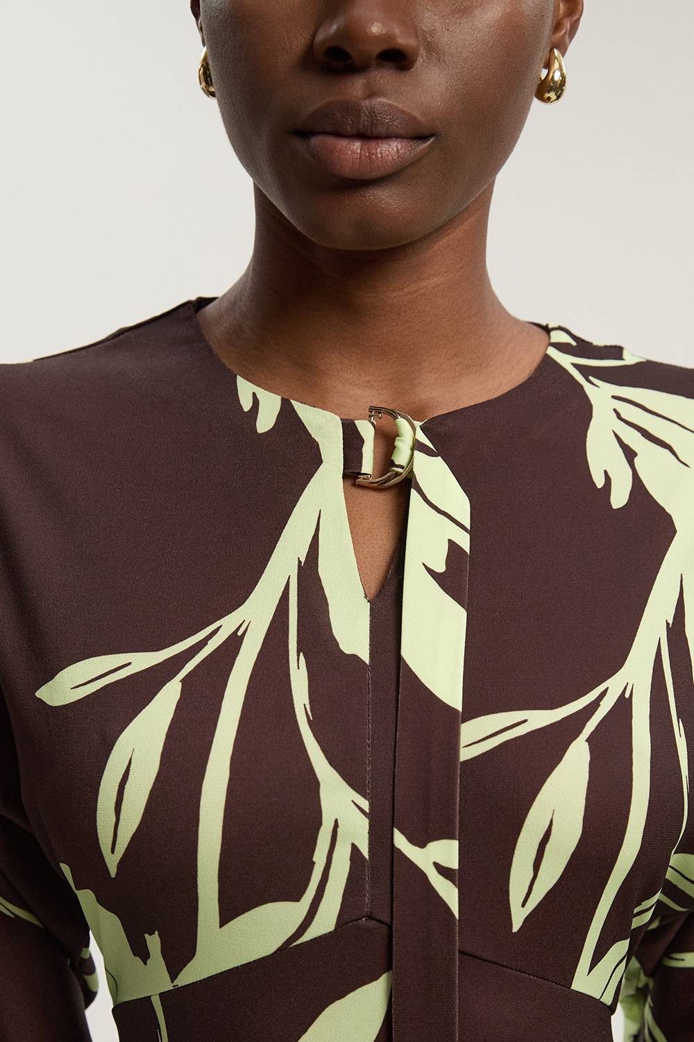 KarenMillen Robe Mini à Manches Longues en Crêpe à Imprimé Floral avec Détail Nœud et Découpe