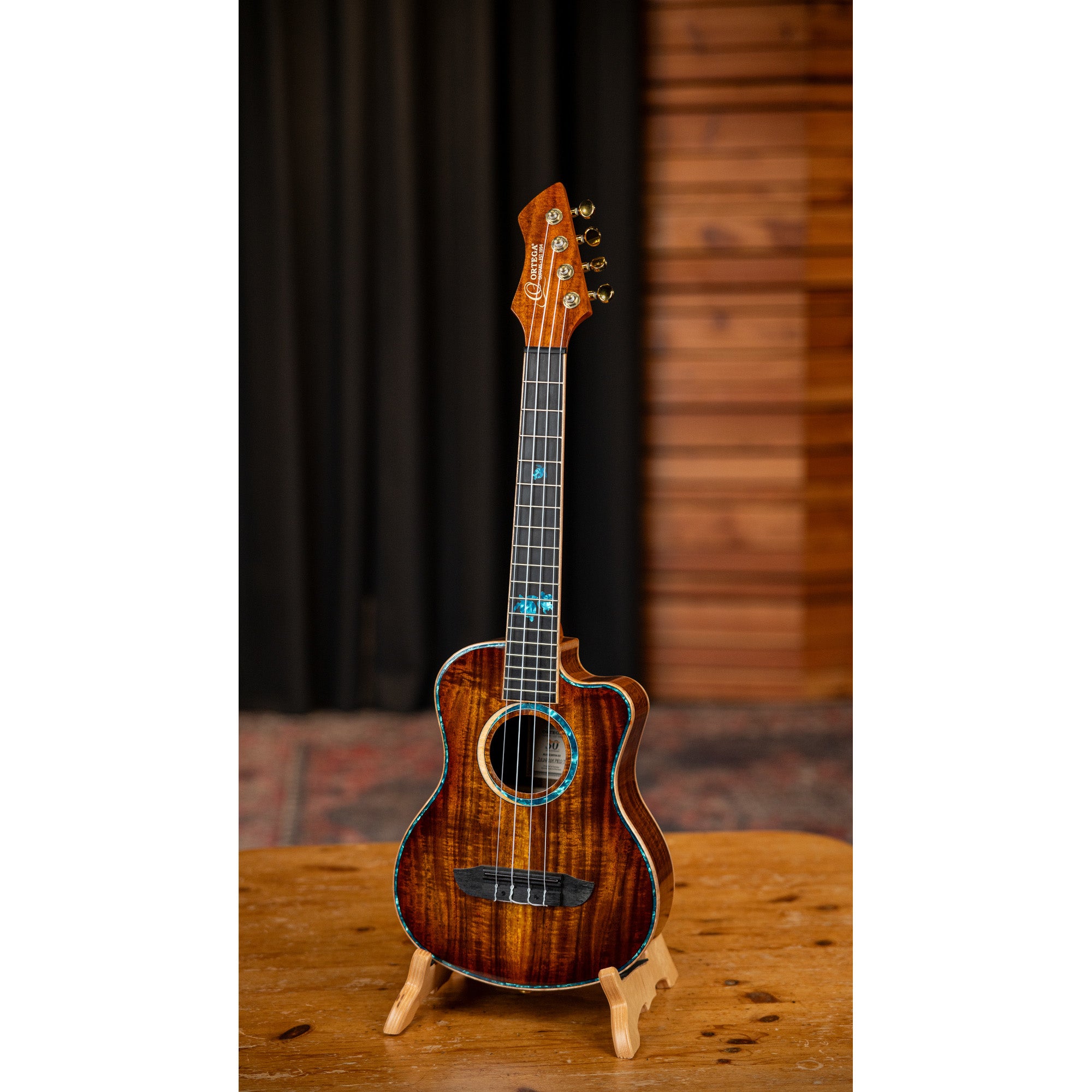 Ortega 30th Anniversary Series RUHZ30TH-ST E/A tenor ukelele met gigbag