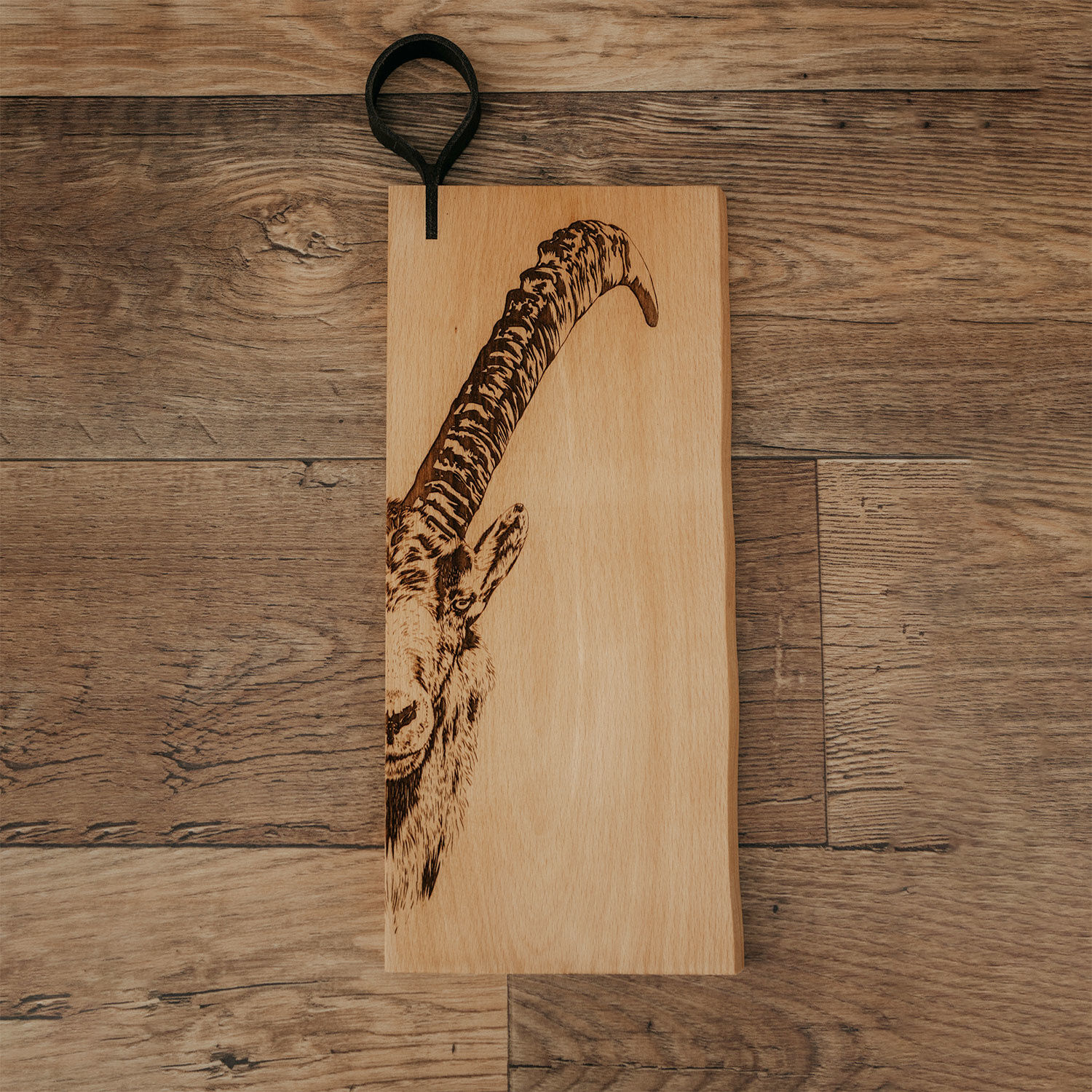 Holzbrett Zoom mit Steinbockmotiv