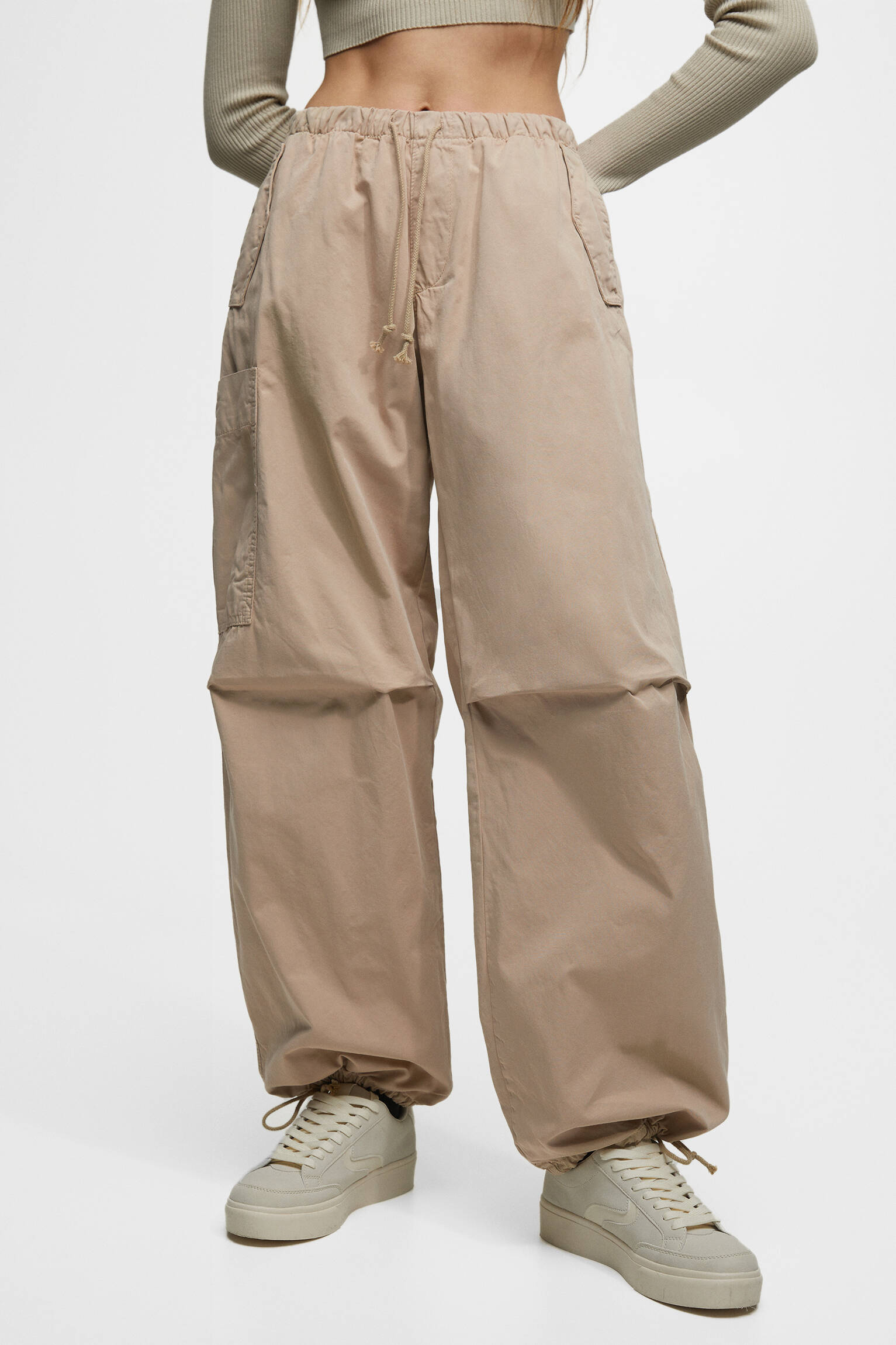 Calça com bolsos de paraquedas - Cor camelo