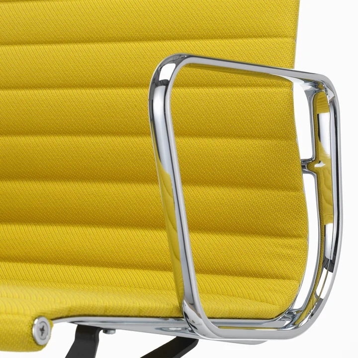 Vitra - EA 131 Bürostuhl mit Armlehnen, drehbar, verchromt / Track, pastelgreen / canola (Filzgleiter)