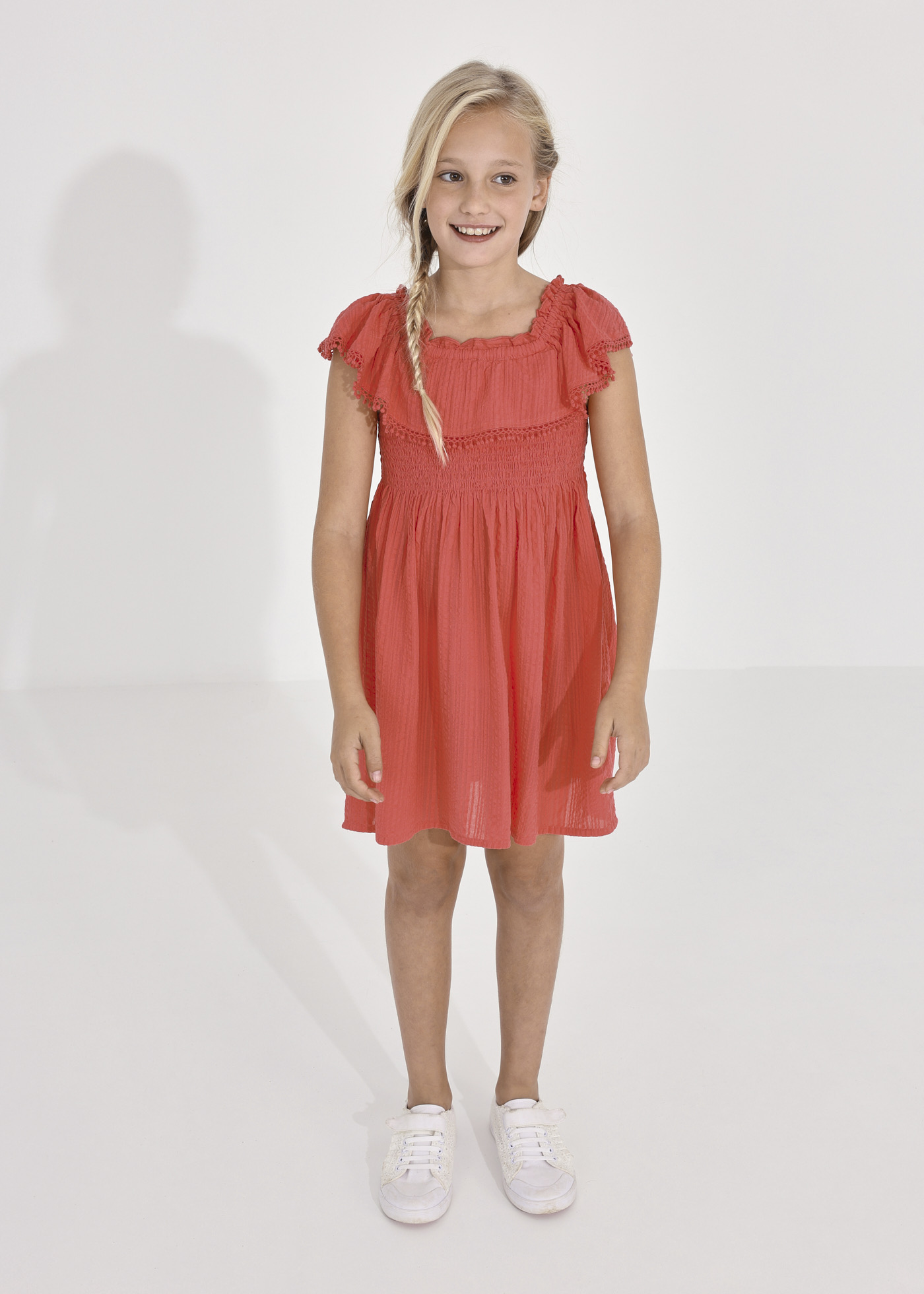 Vestido infantil de algodão com babados e detalhes franzidos