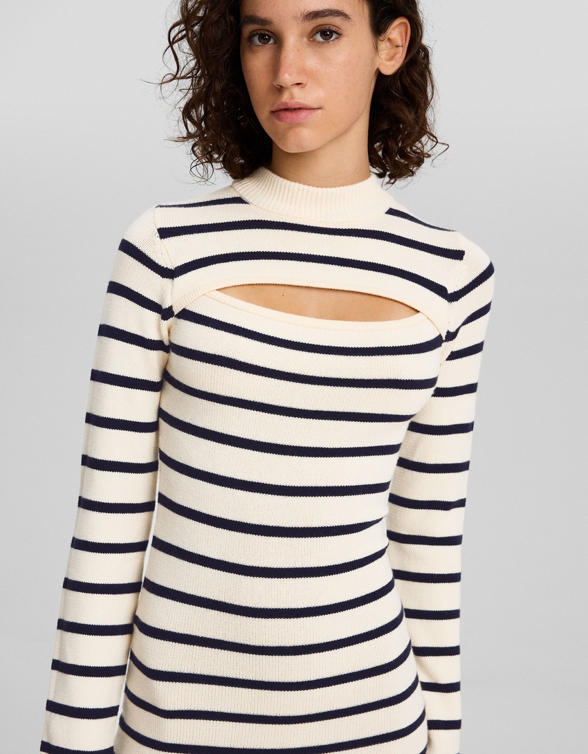 Vestido midi de malha listrada com recortes e gola alta.