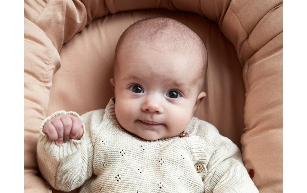 Liegehilfe Babynest Cool Summer Stickerei – FrappéKuschelnest aus Bio-Baumwolle