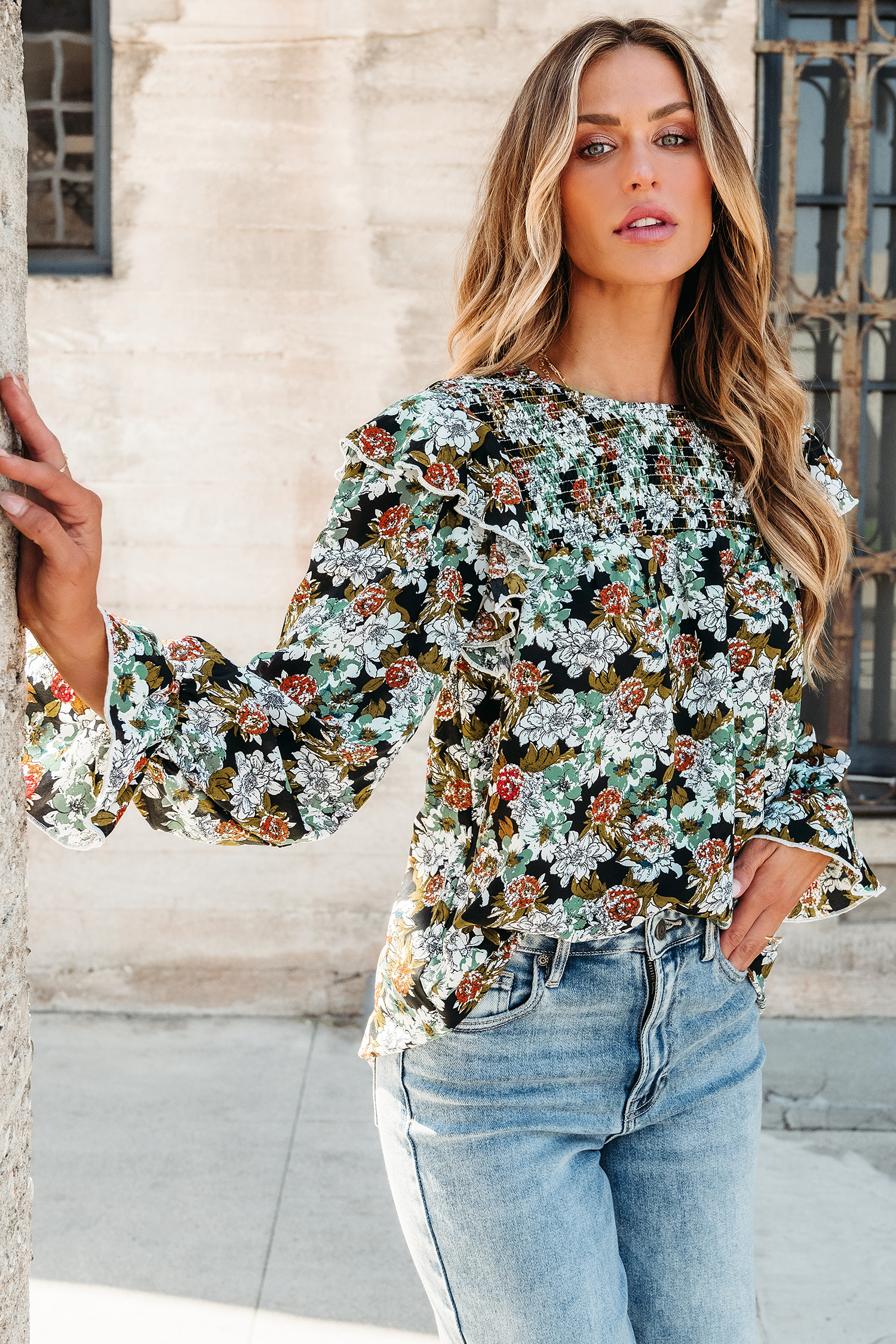 Haut avec manches en trompette à smocks et imprimé floral