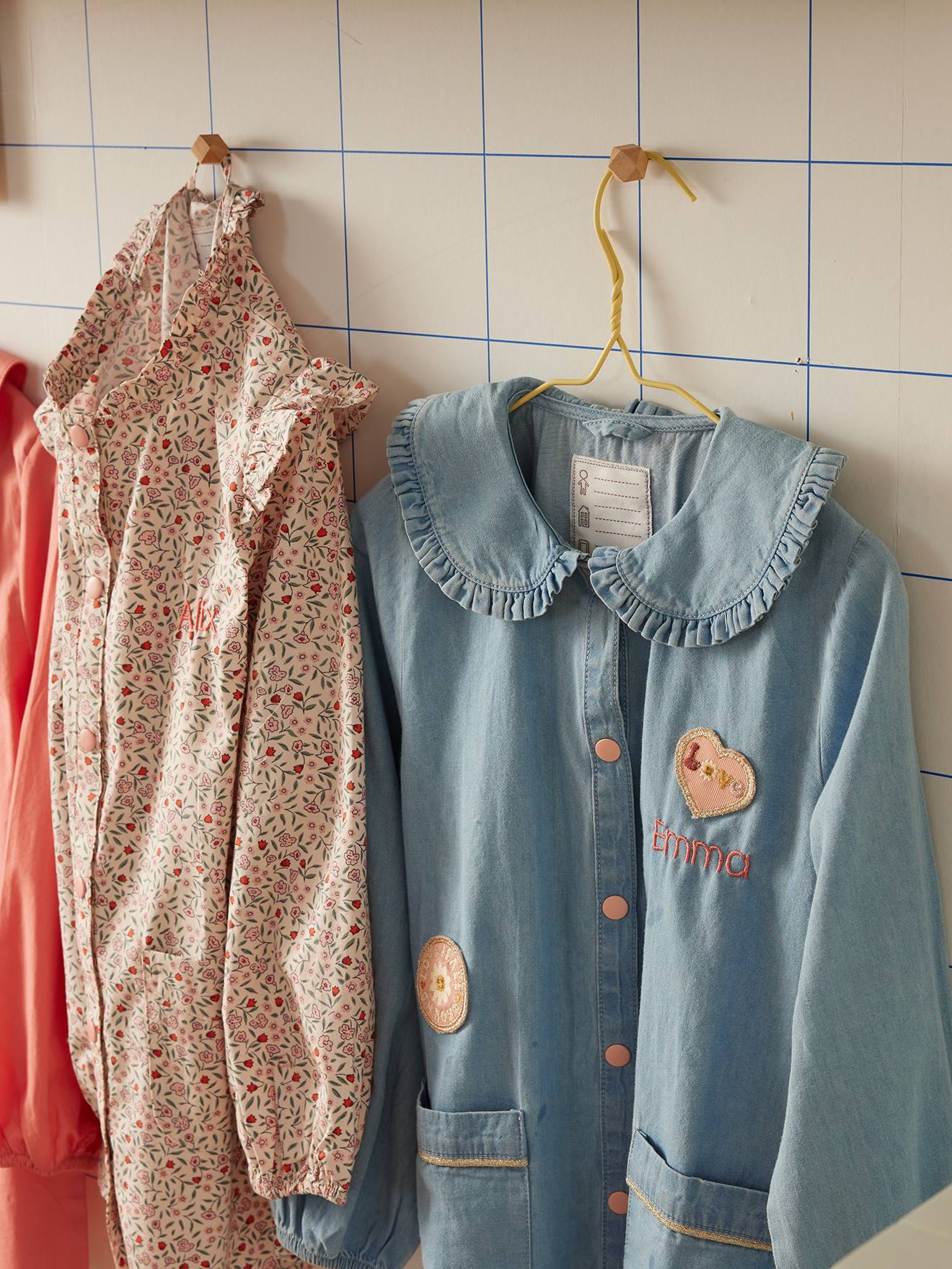 Babador de bebê em jeans, leve e personalizável para meninas, na cor azul jeans.