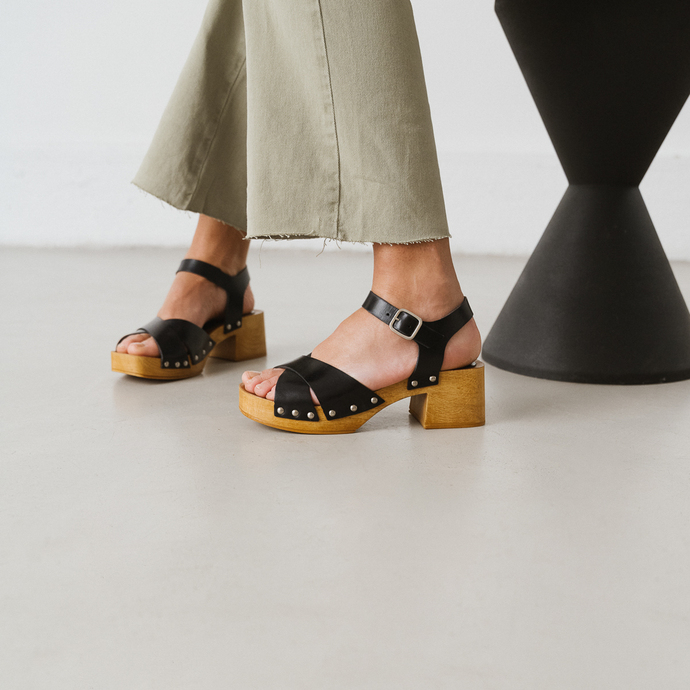 Sandales à clous et brides croisées  en cuir noir