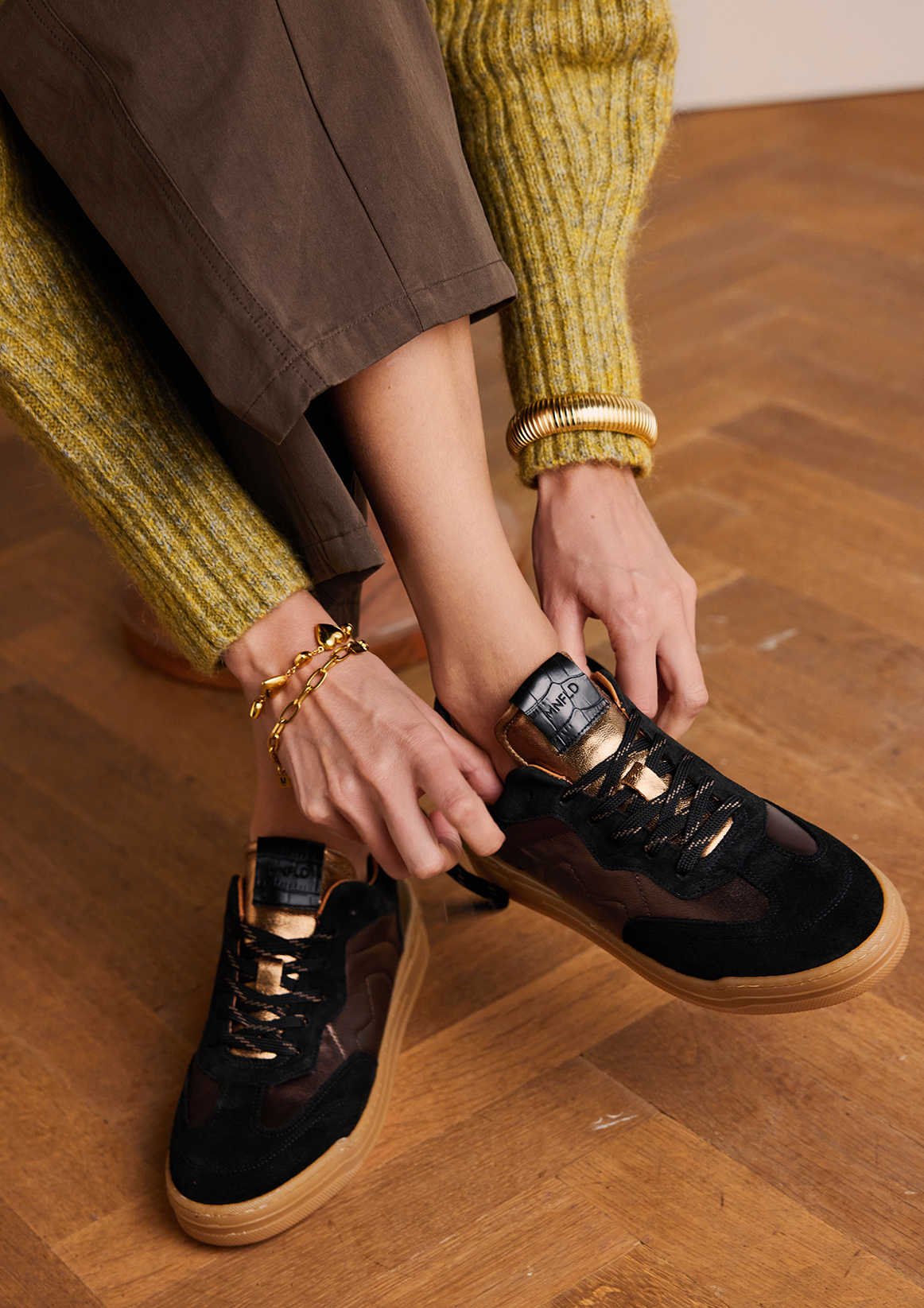 Zwarte suède sneakers met bronzen details