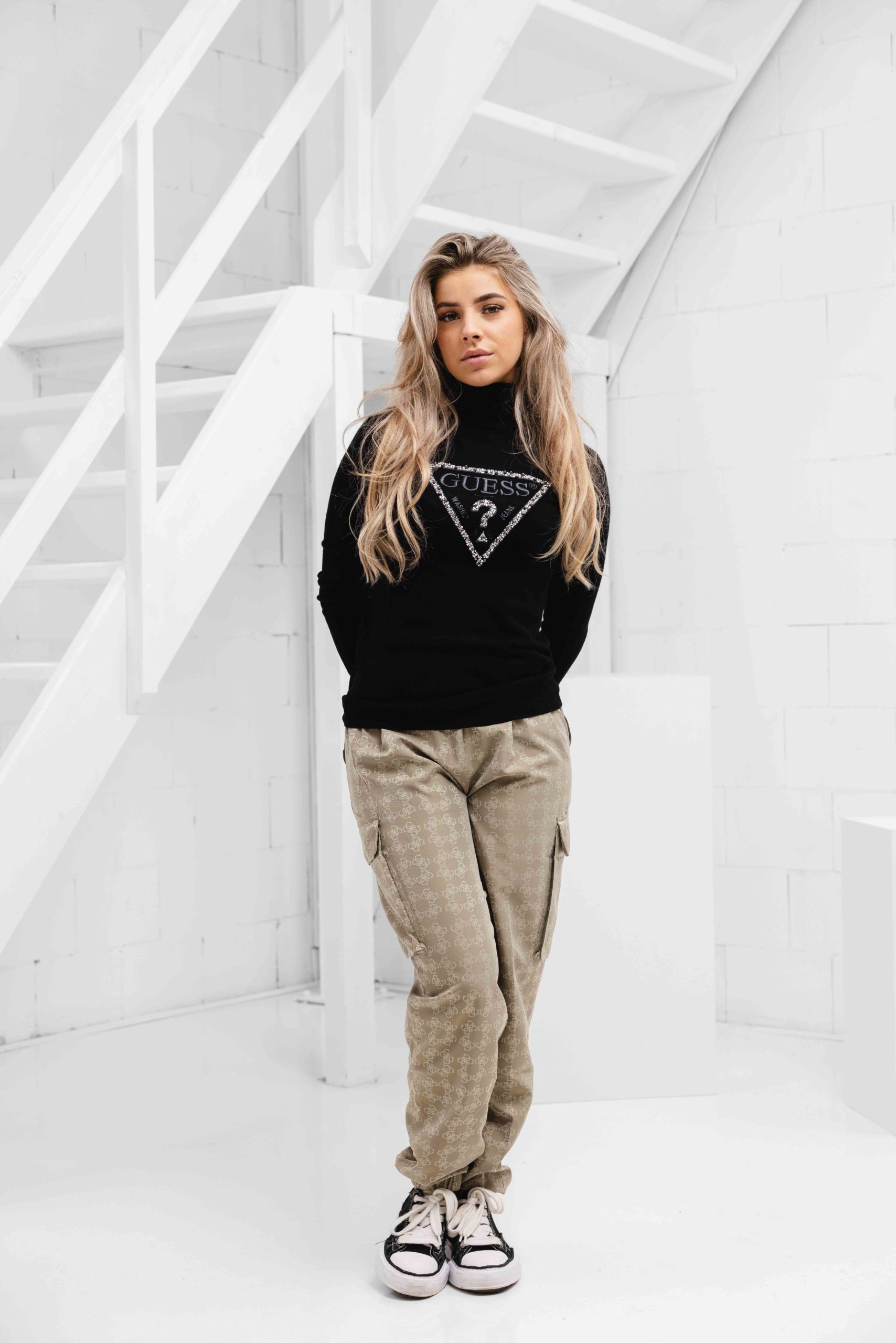 Guess Piper Triangle Logo Sweater Dames Zwart