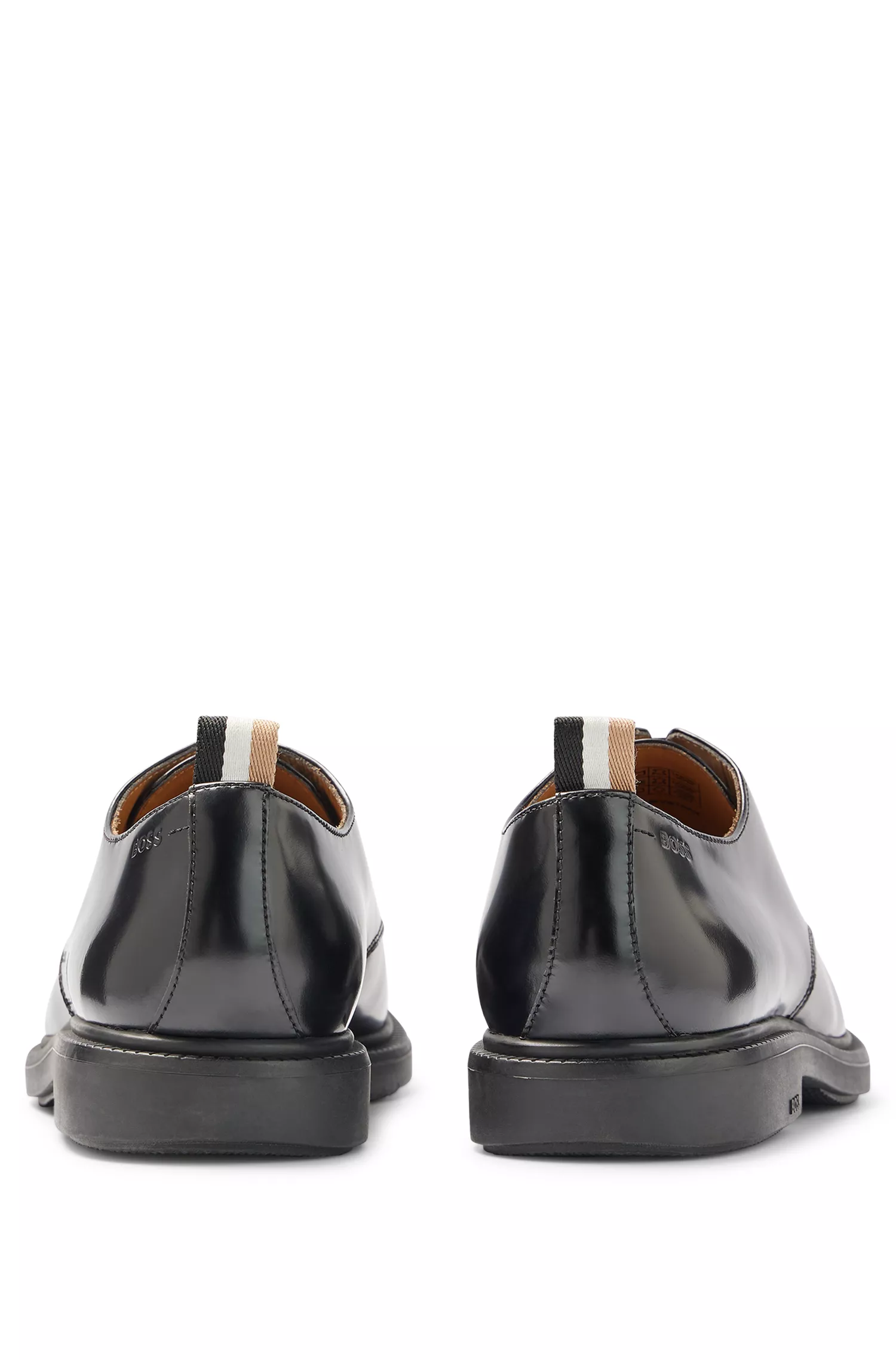 Sapatos BOSS Derby pretos em couro escovado com detalhes do logotipo.