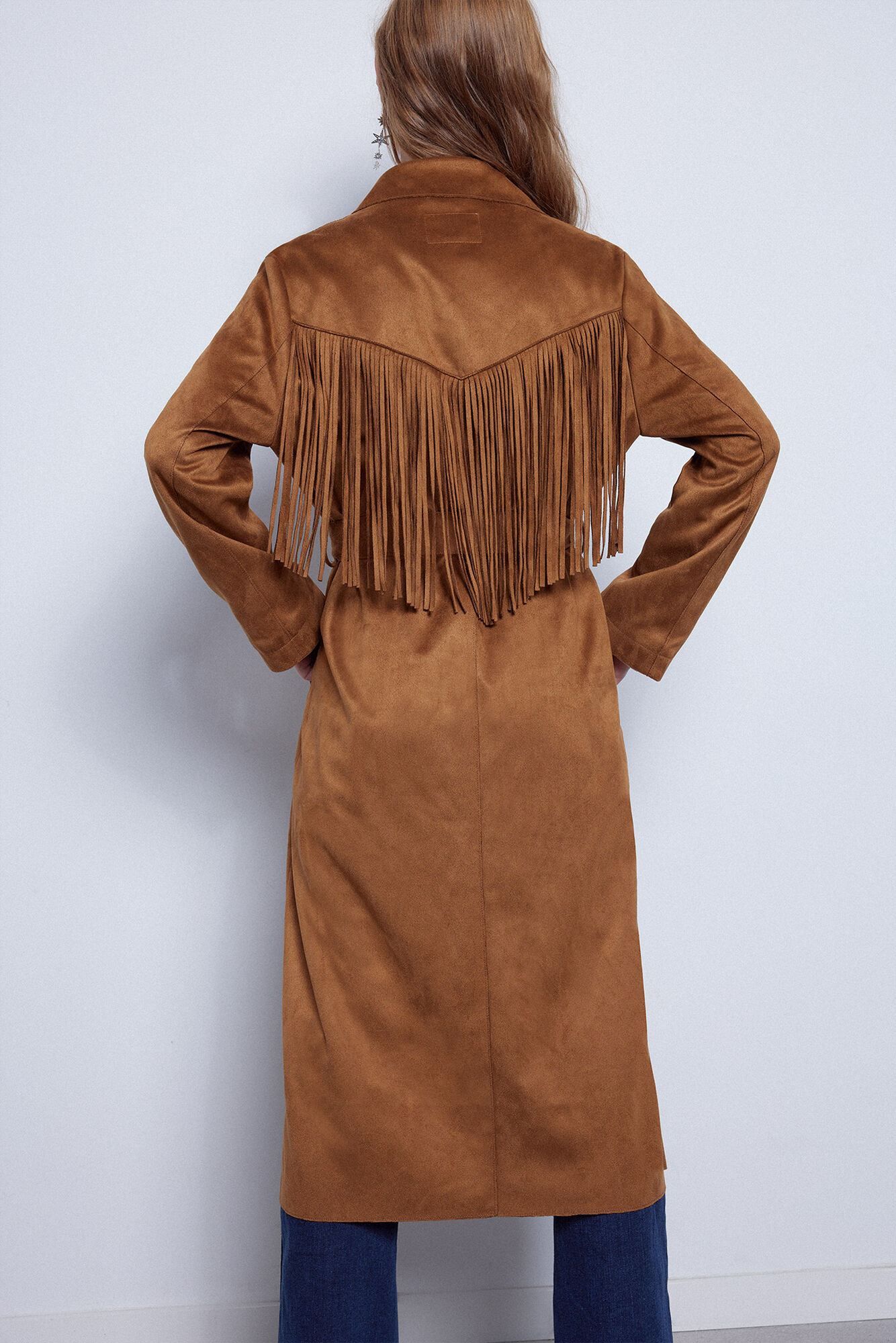 Trench coat com efeito camurça e franjas