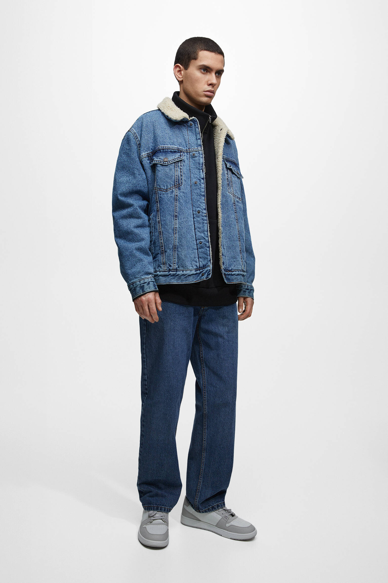 Jaqueta jeans com gola de pele de carneiro - azul médio
