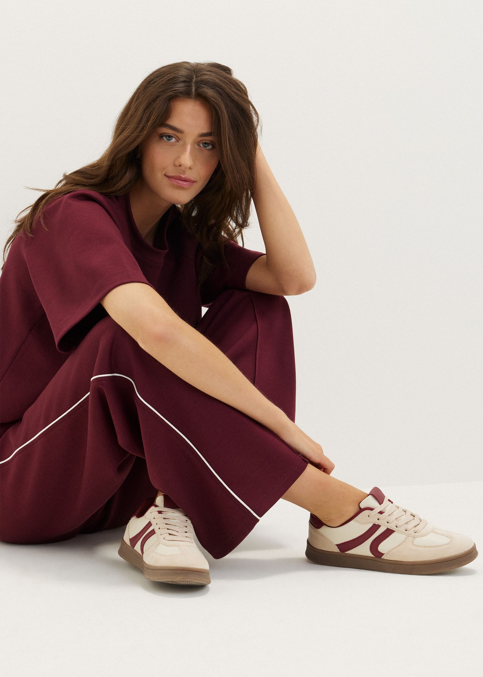 Sneakers met bordeaux accent
