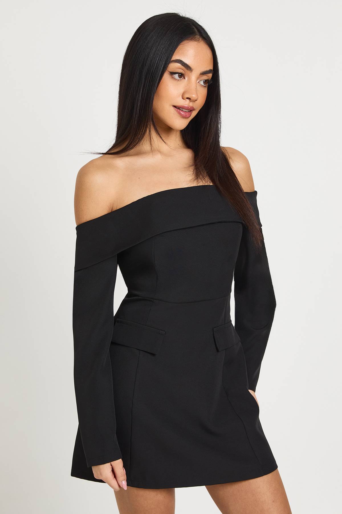 boohoo Robe Mini Structurée Petite Taille À Encolure Bardot