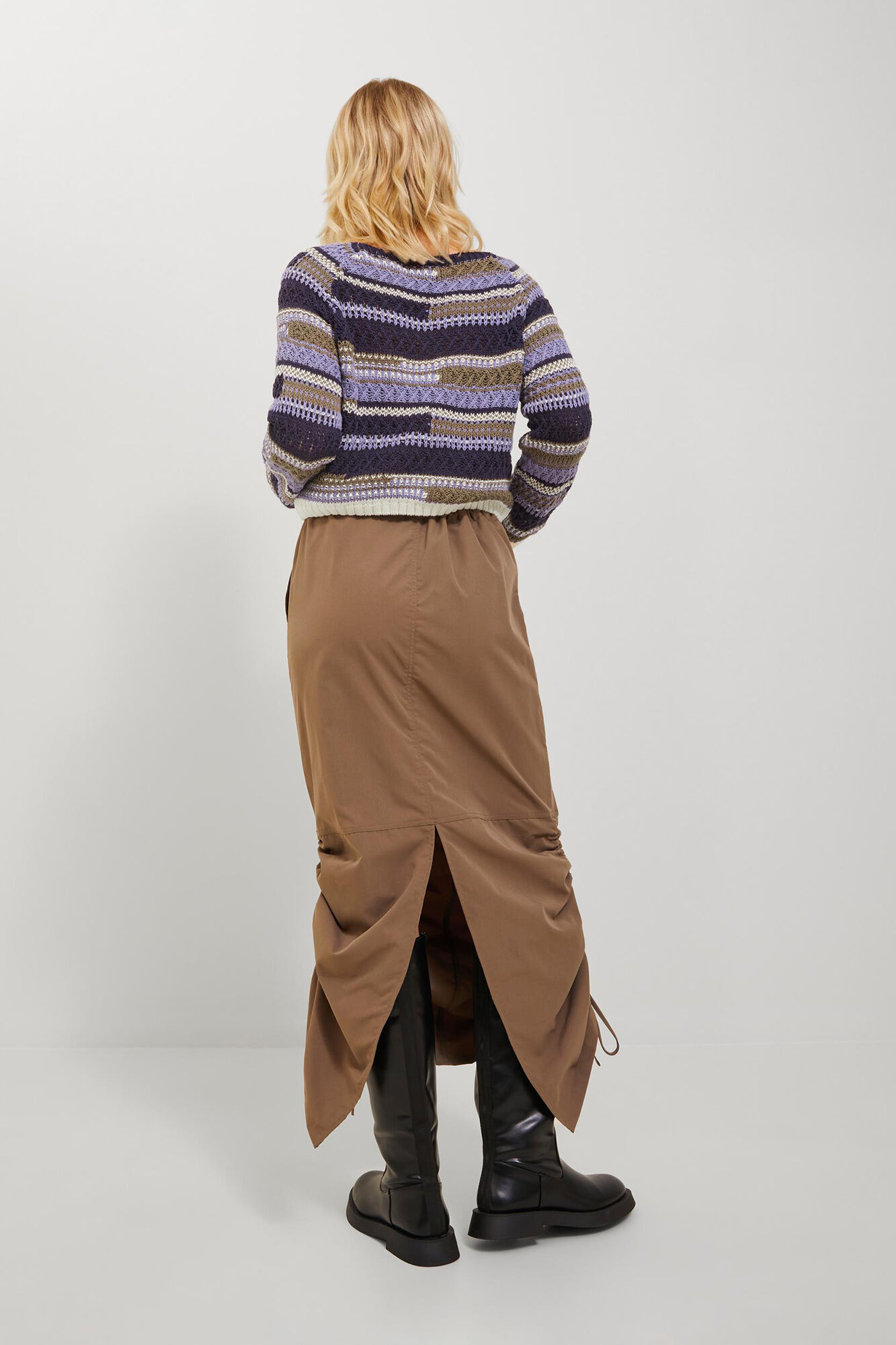 Suéter feminino multicolorido de tricô médio