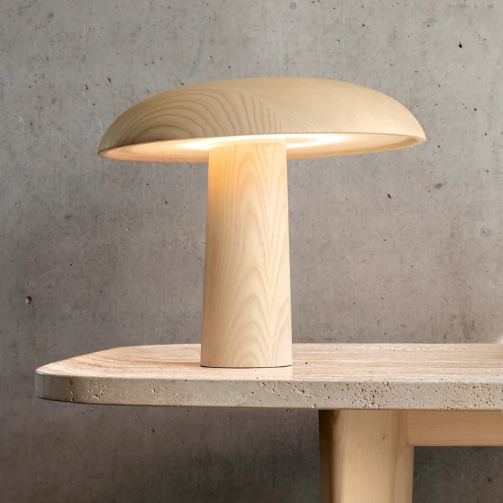 ClassiCon - Forma LED Tischleuchte, Nussbaum klar lackiert