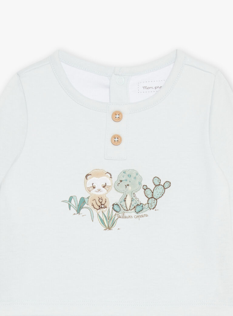 Body-T-shirt bleu, pantalon beige et chaussettes vert d'eau