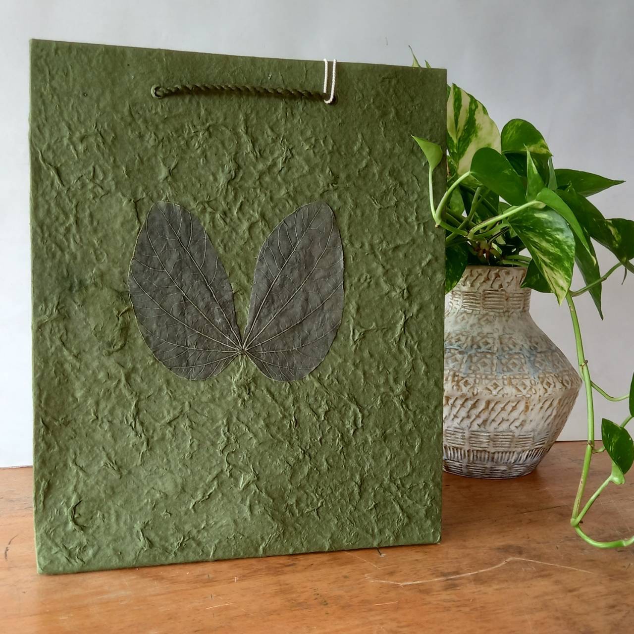 Papiertasche mit Blume, grün, H 30 cm, B 25 cm, L 10 cm günstig bestellen