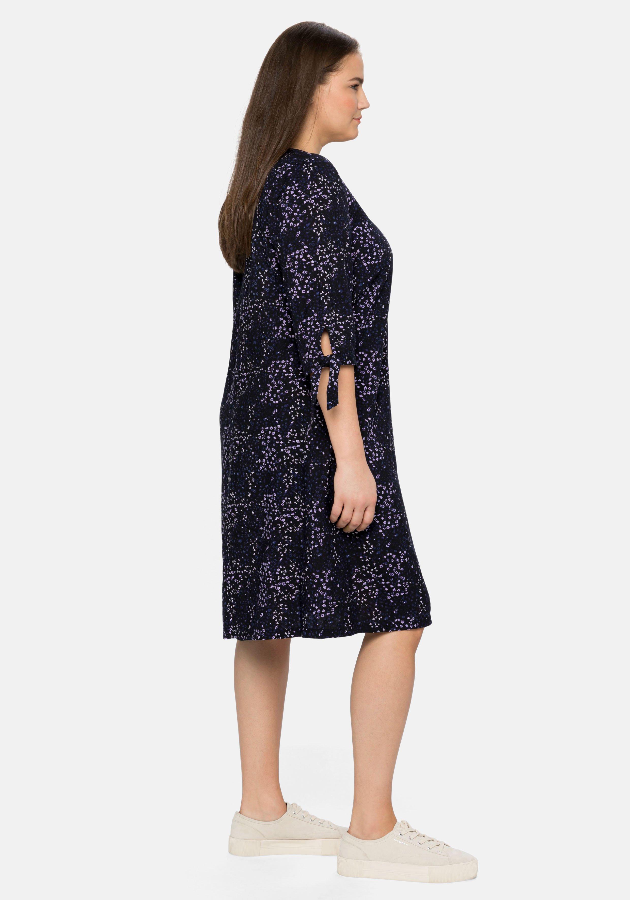 Kleid mit Minimal-Alloverprint und 3/4-Ärmeln