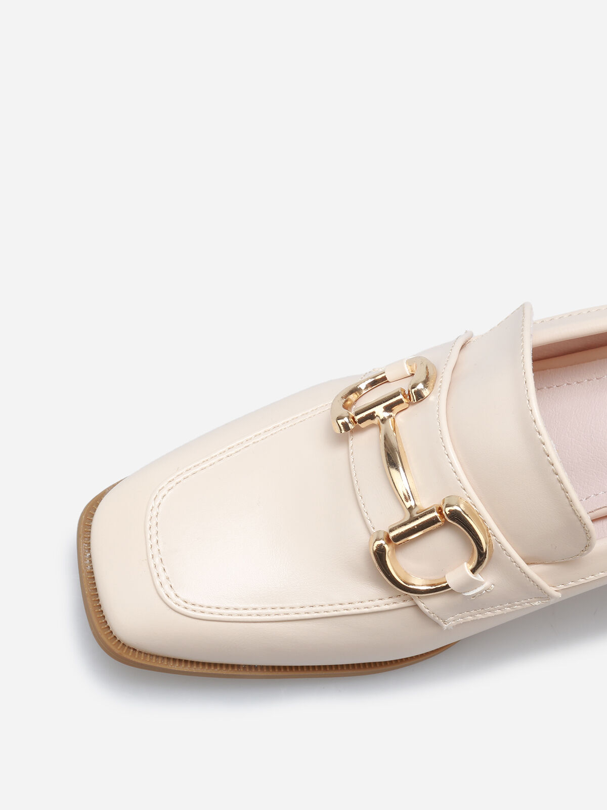 Mocassins à talon avec bout carré et mors doré- Beige