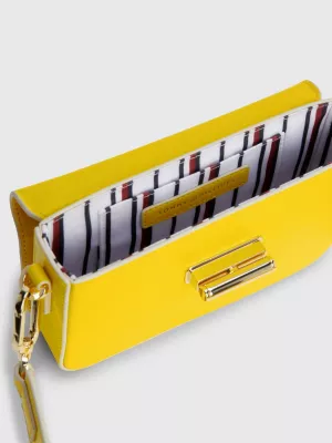 Bolsa com alça de couro e monograma com fecho giratório