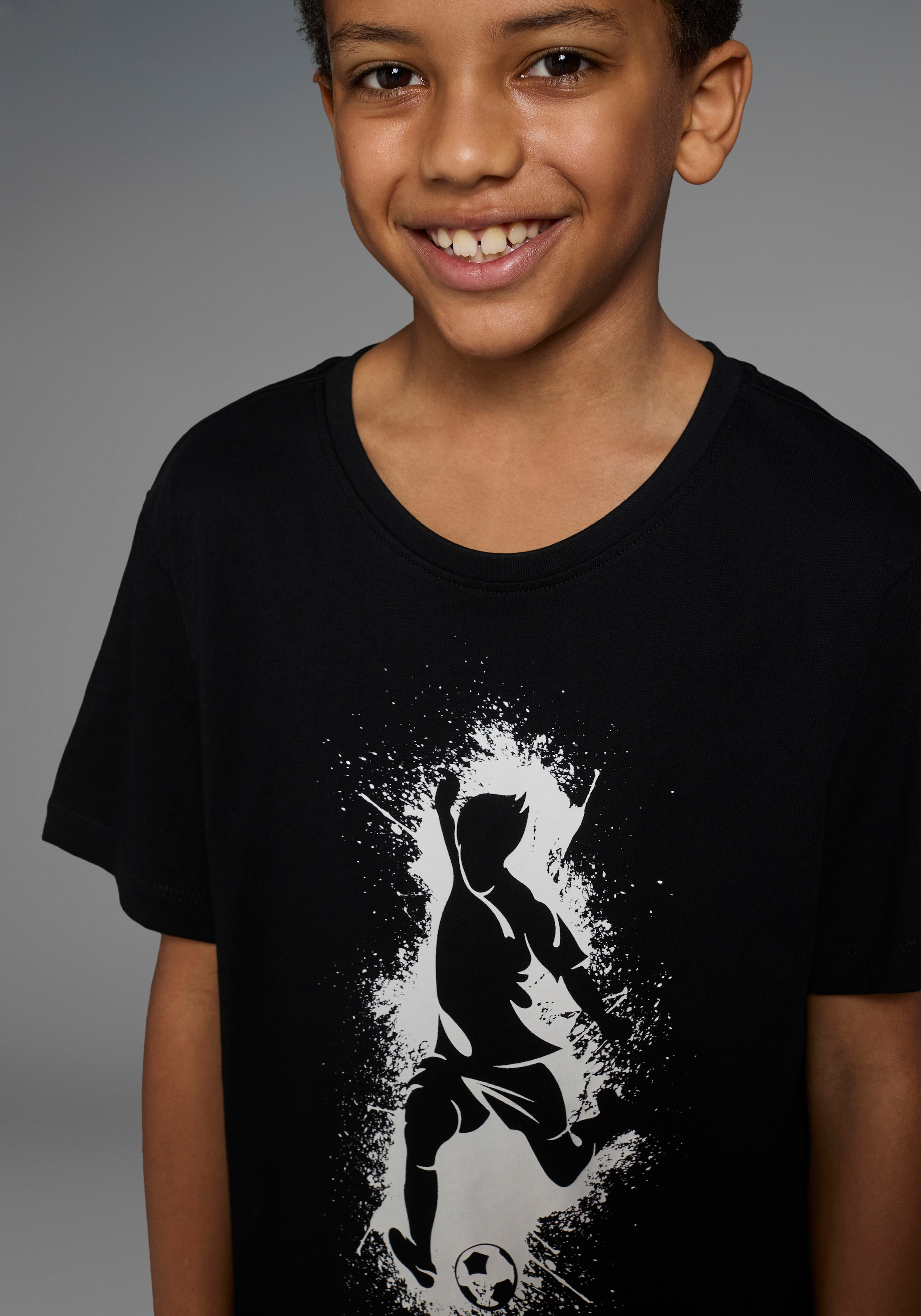 KIDSWORLD T-Shirt »Mit lässigem FUSSBALLER - Druck«, Kurzarm,  Basic-Passform,  mit stylischem Druck,  Rundhalsausschnitt