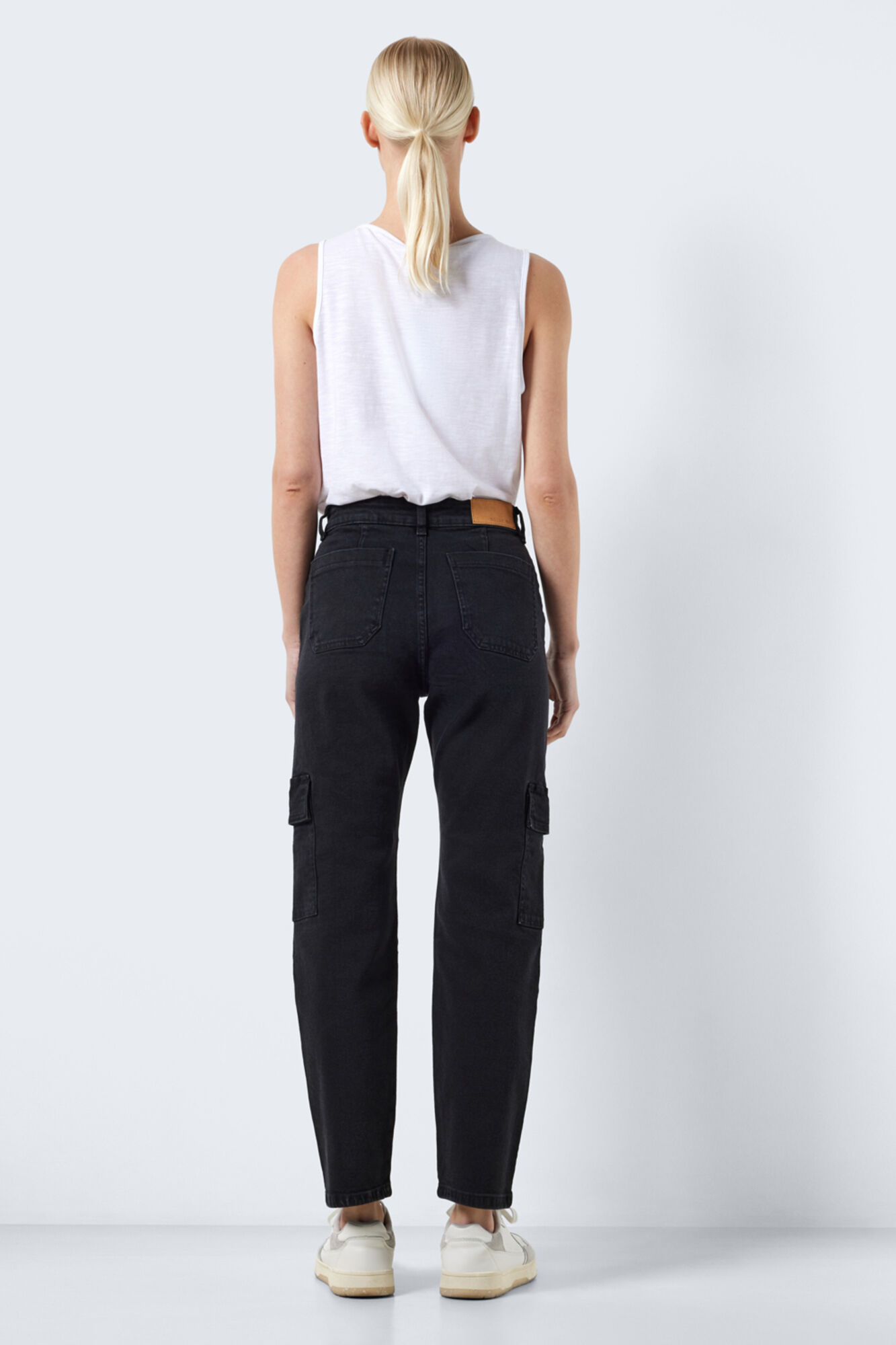 Calça jeans cargo reta Moni