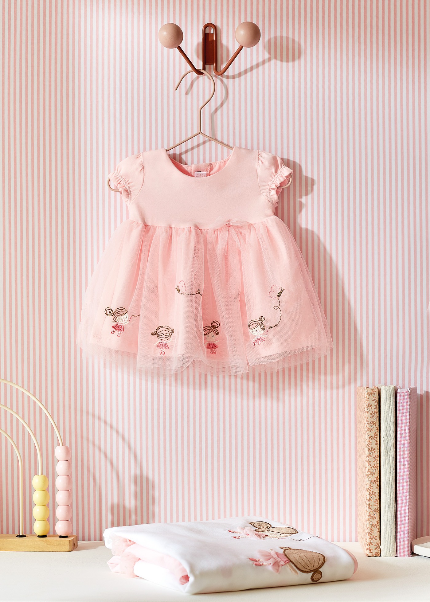 Vestido bordado para recém-nascido