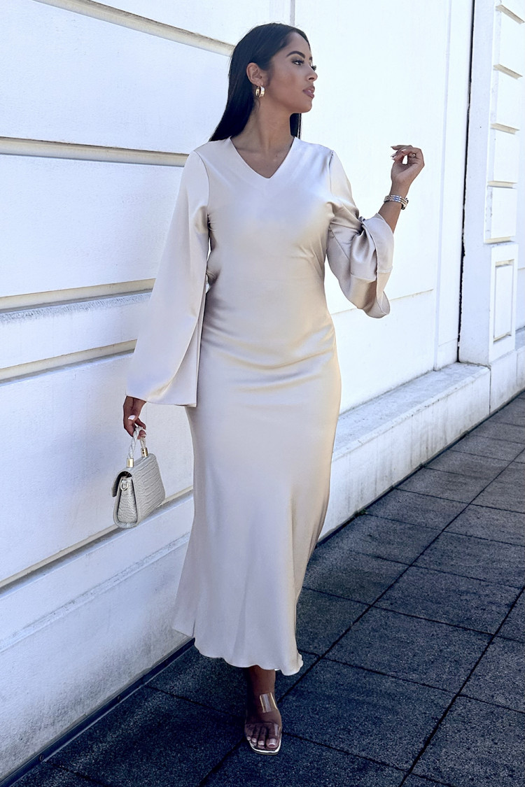 Robe longue beige satinée et fluide