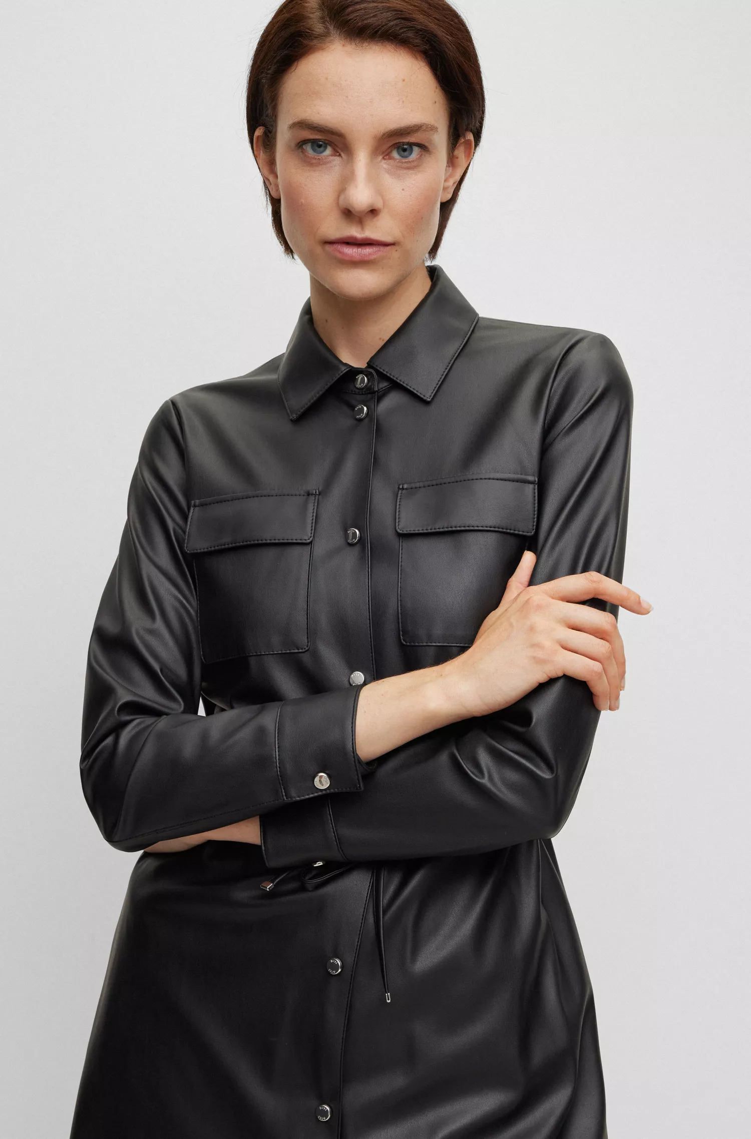 Vestido camisa BOSS preto, corte regular, em couro sintético.