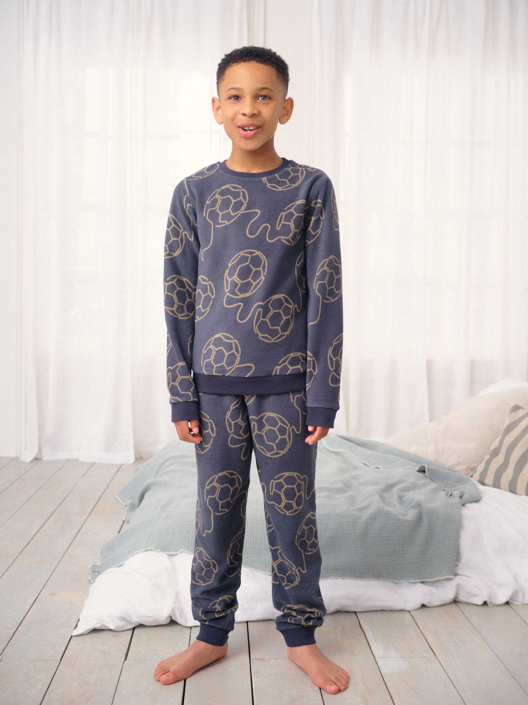 Black Linear Football - Enkele behaaglijke fleece pyjama (3 - 16 jr)