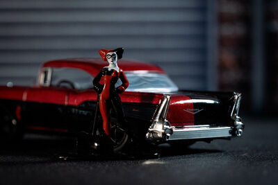 Jada Toys DC Comics Bil med Figur Harley Quinn & 1957 Chevy Bel Air 1:32