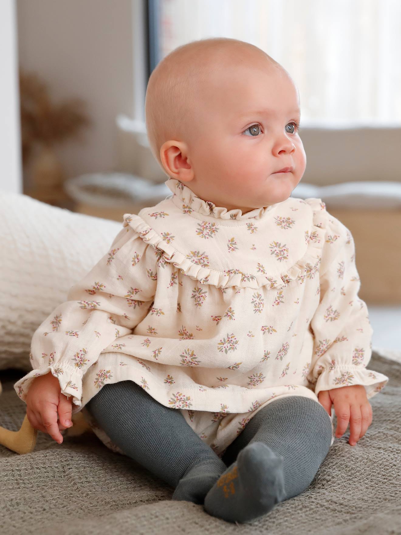 Vestido de chiffon de algodão com calcinha tipo bloomer, estampa infantil bege médio