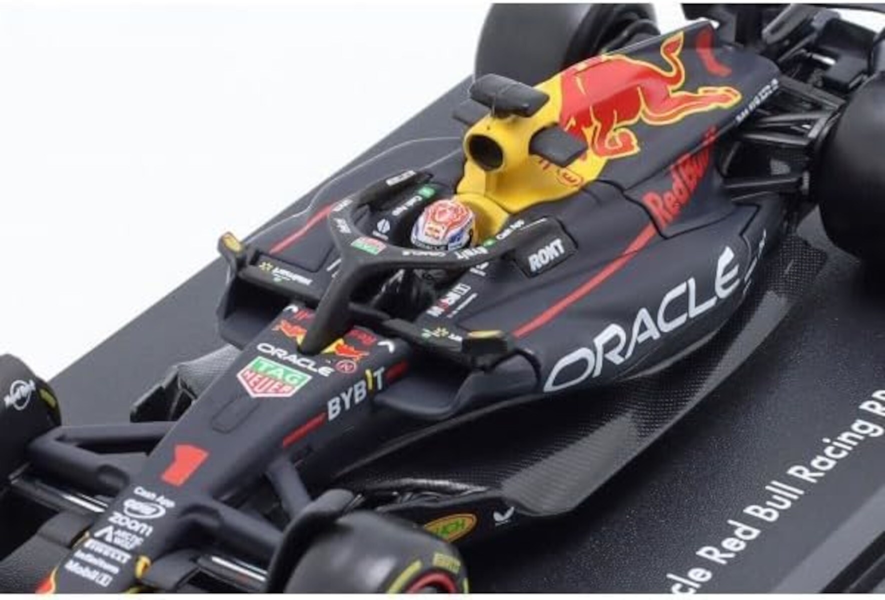 Bburago 18-38083 - Modellauto - Red Bull Racing F1 RB19 Verstappen #1 (mit Helm, Maßstab 1:43) Formel 1